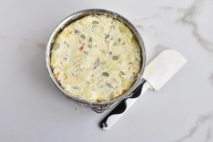 Готую на свята замість олів'є: рецепт картопляного пирога з солоними огірками і сосисками