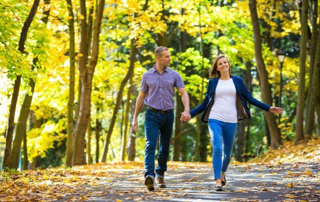 couple_walking_in_park_e1464979759981_650x410