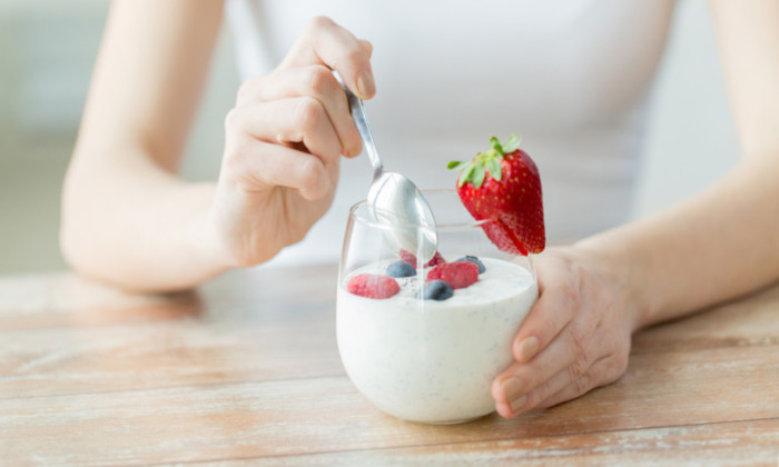 Master-klass-kak-prigotovit-jogurt-v-domashnih-usloviyah-Jogurt-s-yagodami-880x528