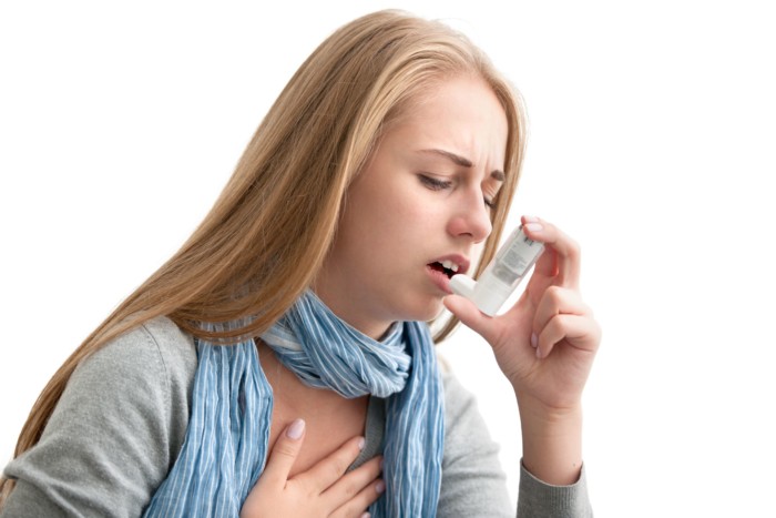 Asthma-Female-with-inhaler