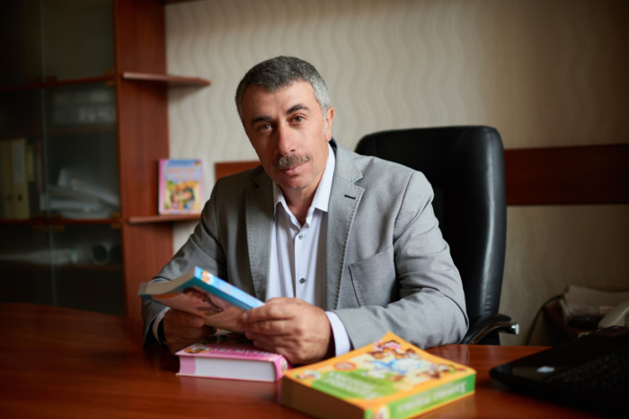 doktor-komarovskij-luchshe-by-gosudarstvo-davalo-roditelyam-premii-za-privityx-detej