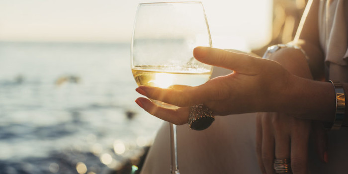 800x400-white-wine-in-hands