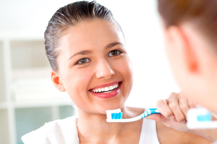 Clinica-Dental-Guadalete-Enjuagarse-los-dientes