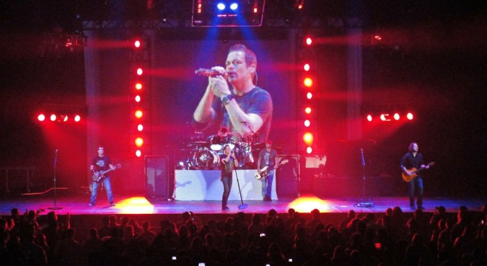 1200px-3_Doors_Down_live_@_Laredo_Energy_Arena_in_Laredo,_Texas