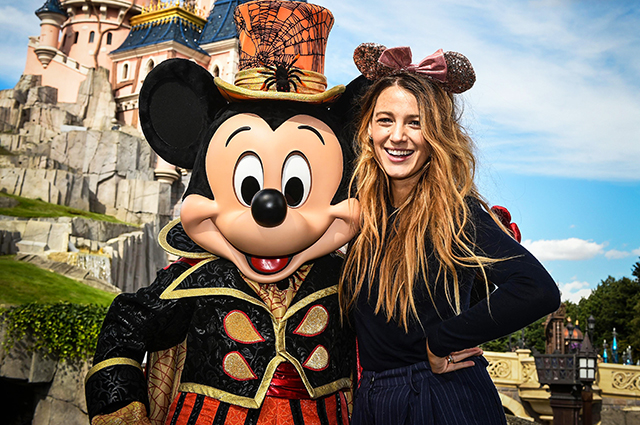 Blake Lively et Mickey cйlиbrent un Halloween monstrueusement dingue а Disneyland Paris