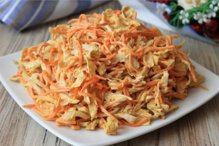 салат з куркою та корейською морквою