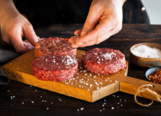 Вісім ознак того, що ви їсте занадто багато солі