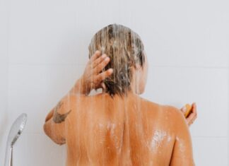 Експерти розповіли, що ранковий душ може завдати більше шкоди, ніж користі