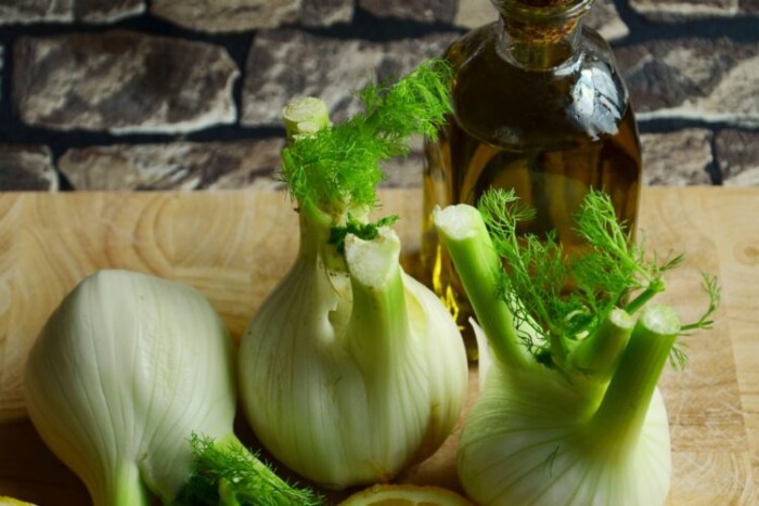 white-onion-with-sliced-lemon-on-beige-table-159357-750x500