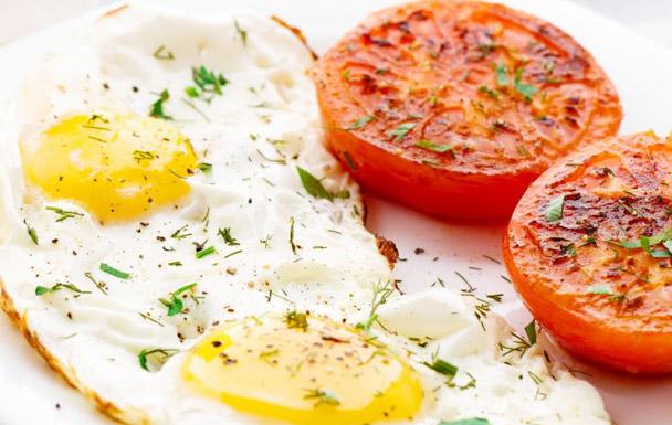 Fried-Eggs-With-Broiled-Tomatoes_608x385
